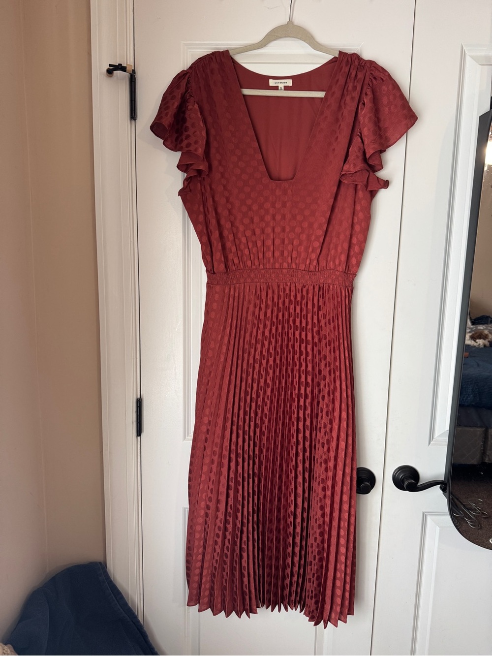 Elegant Rust Pleated Midi Dress